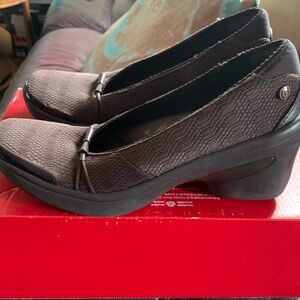 Women washable Shoes by Bzees size 8 Lightly Used